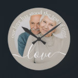 Horloge Ronde Photo et texte personnalisés<br><div class="desc">Faites une horloge photo personnalisée murale de Ricaso - ajoutez votre propre photo et votre texte - cadeaux photo de conservation - Notre amour a résisté à l'épreuve du temps - idéal cadeau d'anniversaire</div>