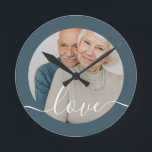Horloge Ronde Photo et texte personnalisés<br><div class="desc">Faites une horloge murale photo personnalisée de Ricaso - ajoutez votre propre photo et texte - cadeaux photo</div>