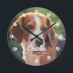 Horloge Ronde Photo personnalisée des Empreintes de pattes de ch<br><div class="desc">Les chiens vous laissent des empreintes de pattes dans le coeur. Affichez la photo de votre meilleur ami préféré avec cette belle horloge personnalisée.</div>