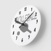 Horloge Ronde pickleball avec pagaie et boule noir (Angle)