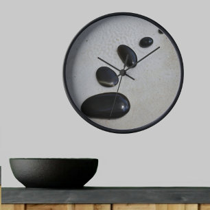 Horloge Ronde Pierres Zen noires polies sur fond gris