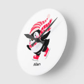 Horloge Ronde Pingouin de Noël dans un Casquette et écharpe sur  (Angle)