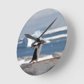 Horloge Ronde Pingouin devant une arche de glace (Angle)