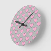 Horloge Ronde Pink and grey valentine heart pattern clock (Angle)