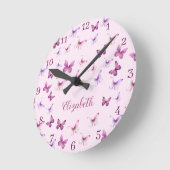 Horloge Ronde Pink Butterflies Pattern Custom Name (Angle)