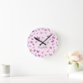 Horloge Ronde Pink Butterflies Pattern Custom Name (Maison)