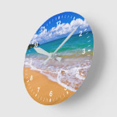 Horloge Ronde Plage vide et eaux bleues (Angle)