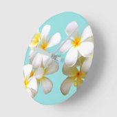 Horloge Ronde Plumeria blanche hawaïenne bleu fleur (Angle)