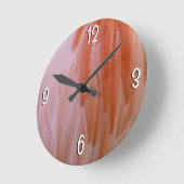 Horloge Ronde Plumes de Flamant rose dans les tons roses (Angle)