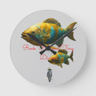 Horloge Ronde Poisson Colossal et Plongeurs Minuscules – Océan D