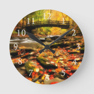 Horloge Ronde Pont en bois et crique dans l'automne