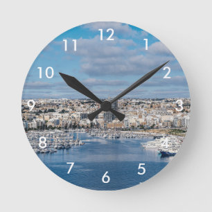 Horloge Ronde Port de Sliema avec bâtiments et bateaux modernes