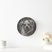 Horloge Ronde Portrait noir et blanc mignon et chiot photo (Maison)