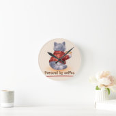Horloge Ronde "Powered by Coffee" Cat Holding A Cup of Coffee (Maison)