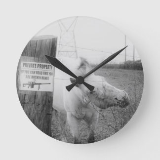 Horloge Ronde Private Property horse noir & blanc