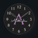 Horloge Ronde Purple Black Script Girl Nom du monogramme<br><div class="desc">Horloge de nom de monogramme simple violet et noir. Cela rend le cadeau parfait pour 16 ans,  mariage,  douche nuptiale,  anniversaire,  baby shower ou bachelorette pour quelqu'un qui aime le luxe glam et les styles chic.</div>