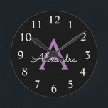 Horloge Ronde Purple Black Script Girl Nom du monogramme<br><div class="desc">Horloge de nom de monogramme simple violet et noir. Cela rend le cadeau parfait pour 16 ans,  mariage,  douche nuptiale,  anniversaire,  baby shower ou bachelorette pour quelqu'un qui aime le luxe glam et les styles chic.</div>