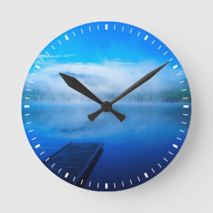 Horloge Ronde Quai sur un lac calme et brumeux, Californie