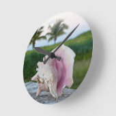 Horloge Ronde Queen Conch Shell sur un mur, affiche des Bahamas (Angle)
