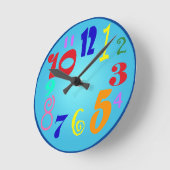 Horloge Ronde Radio colourful numbers on shaded blue (Angle)