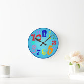 Horloge Ronde Radio colourful numbers on shaded blue (Maison)