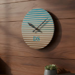 Horloge Ronde Rayures horizontales Monogramme Brown et bleu<br><div class="desc">Une horloge design avec des rayures horizontales marron,  beige et bleu dans un style moderne et minimaliste avec une touche de beige.</div>