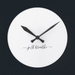 Horloge Ronde Respire simplement le script noir yoga<br><div class="desc">Horloge de yoga moderne avec un simple arrière - plan blanc et un script noir écrit à la main avec la citation "juste respirer".</div>