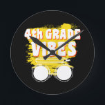 Horloge Ronde Retour À L'École Vibes De 4E Année Chemise Premier<br><div class="desc">Retour à l'école 4e année Vibes Chemise Premier jour Enseignant Enfants 4e,  grade,  chemise,  cadeau,  idées,  retour à l'école,  2021,  premier jour de l'école,  idée cadeau,  4e année,  élève,  enseignant,  quatrième,  école quatrième,  enseignant,  élève,  enseignement,  4e classe,  enfants,  cadeaux</div>