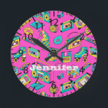 Horloge Ronde Retro 1980 Neon Pink Turquoise Motif Pop Art Music<br><div class="desc">Horloge de nom personnalisable dans le thème rétro des années 1980 et 1990,  avec des éléments vintages lumineux et colorés tels que lecteur de cassettes,  Rubik's cube,  bonbons,  scrunchies,  etc. dans les couleurs chaudes rose,  turquoise et jaune.</div>