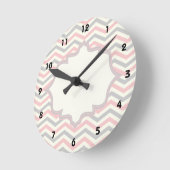 Horloge Ronde Rodern, grey, ivory chevron pattern custom (Angle)
