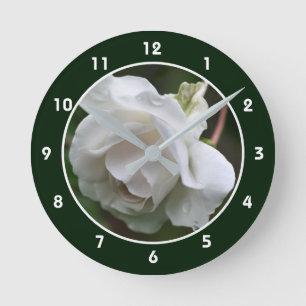 Horloge Ronde Rose Blanche Avec Fleur De Gouttes De Pluie