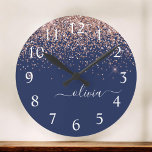 Horloge Ronde Rose bleu marine Gold Blush Pink Parties scintilla<br><div class="desc">Parties scintillant étincelante rose bleu marine et Rose or Blush  brossée Script Monogramme Nom Horloge. Cela rend le cadeau parfait pour 16 ans,  mariage,  douche nuptiale,  anniversaire,  baby shower ou bachelorette pour quelqu'un qui aime le luxe glam et les styles chic.</div>
