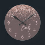 Horloge Ronde Rose en terre cuite or bleu Parties scintillant ro<br><div class="desc">Parties scintillant étincelante rose Rose en terre cuite et bleu doré brossé Script Monogramme Nom Horloge. Cela rend le cadeau parfait pour 16 ans,  mariage,  douche nuptiale,  anniversaire,  baby shower ou bachelorette pour quelqu'un qui aime le luxe glam et les styles chic.</div>