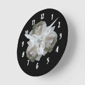 Horloge Ronde Roses Blanches Avec Bouquet Raindrops      (Angle)
