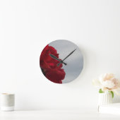 Horloge Ronde Roses rouges contre un ciel bleu lumineux (Maison)