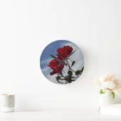 Horloge Ronde Roses rouges contre un ciel bleu vif (Maison)