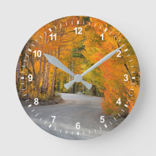 Horloge Ronde Route à travers les trembles d'automne