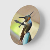 Horloge Ronde Ruby perché et petit colibri vert (Angle)