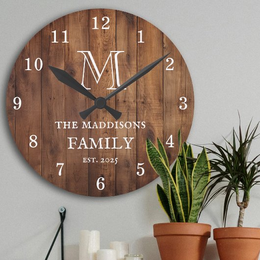 Horloge Ronde Rustic Brown Wood Custom Family Monogram and Name