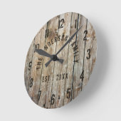 Horloge Ronde Rustic Wood Custom Nom de famille Ferme (Angle)