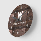 Horloge Ronde Rustic Wood Monogrammé Nom de famille (Angle)