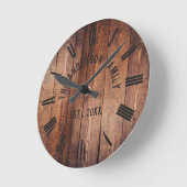 Horloge Ronde Rustique Brown Wood Custom Nom de famille Ferme (Angle)
