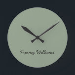 Horloge Ronde Sage Vert minimaliste Professionnel Simple<br><div class="desc">Ces simples et minimalistes peuvent être personnalisés pour inclure un nom ou n'importe quel texte de votre choix. Si vous ne voulez pas de texte et préfèreriez juste un blanc, alors vous pouvez simplement supprimer le texte.</div>