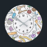 Horloge Ronde Salle d'artisanat des Doodles<br><div class="desc">Horloge murale décalée avec motif de doodles à thème pour la couture et l'artisanat idéal pour votre salle d'artisanat/de couture.</div>