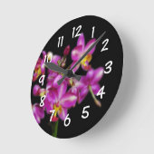 Horloge Ronde Salon - Orchidées violettes sur arrière - plan noi (Angle)