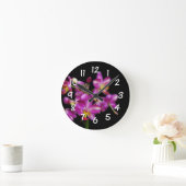 Horloge Ronde Salon - Orchidées violettes sur arrière - plan noi (Maison)