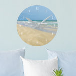 Horloge Ronde Sandpiper en bord de mer | Belle plage<br><div class="desc">Cette belle horloge en bord de mer est parfaite pour décorer une jolie maison de plage. Des vagues bleu clair et vertes s'enroulent sur une magnifique plage sous un joli ciel bleu. J'adore la côte et me détendre dans ma maison de plage. Il n'y a rien de plus paisible qu'une...</div>