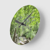 Horloge Ronde Scène de Forêt Verte Magique. (Angle)