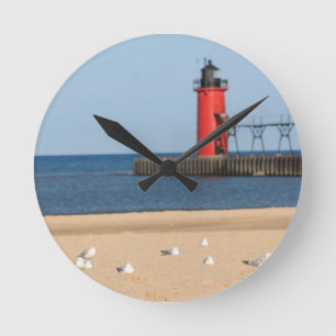 Horloge Ronde Scène de plage avec les mouettes et le phare