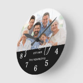 Horloge Ronde Script Famille Typographie Nom Photo Noir Blanc (Angle)
